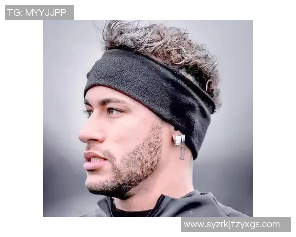 足球球星场下休闲与赛场风格融合的时尚穿搭解析